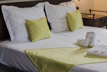 Фото номера Улучшенный двухместный номер с 1 кроватью Отель Family Hotel Dinchova kushta г. Рожен 4