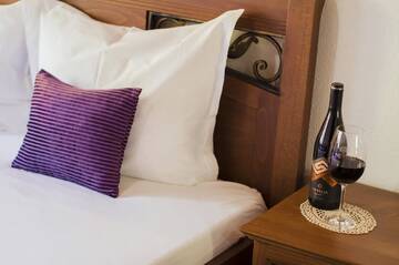 Фото номера Улучшенный двухместный номер с 1 кроватью Отель Family Hotel Dinchova kushta г. Рожен 5